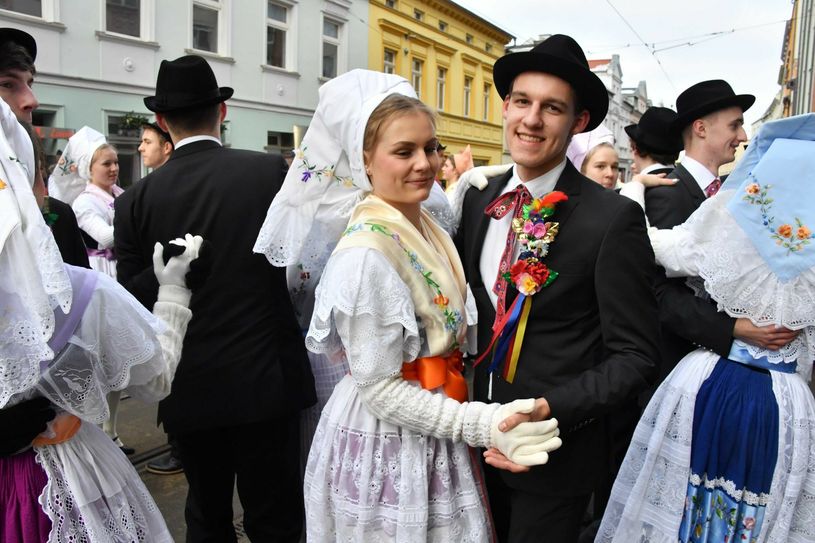 Der farbenfrohe Zapust-Zug der Schüler vom Niedersorbischen Gymnasium Cottbus führt am 1. Februar quer durch die Stadt Cottbus. Foto: Michael Helbig