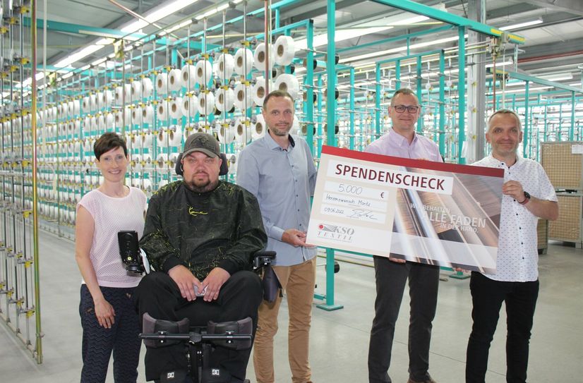 Stefanie Grohse, Patrick Dietrich (Mitte), Robert Kahle (2.v.r.) und Silvio Thiele (rechts) von KSO übergaben den Scheck an Silko Hoffmann (2.v.l.).  Foto: T. Keil