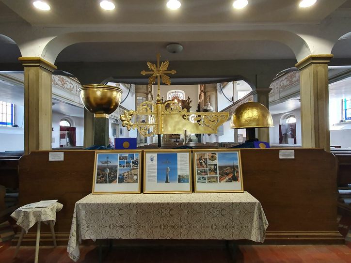 Die aufwendig restaurierte Turmbekrönung ist derzeit in der Lübbenauer Nikolaikirche ausgestellt und bis zur Montage täglich von 10 Uhr bis 18 Uhr zu besichtigen. Foto: Andrea Grahn