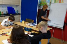 Kritzelübung: Erster Schritt zu eigenen Superheldin ist das Zeichnen einer menschlichen Figur mit einfachen Kringeln, erklärt Comic-zeichnerin Elke-Renate Steiner. Foto: K. Möbes