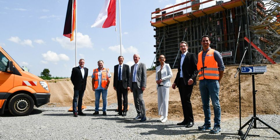 Über die Baufortschritte der neuen Ortsumfahrung Cottbus informierten sich Bundesverkehrsminister Andreas Scheuer (2.v.r.), Brandenburgs Verkehrsminister Guido Beermann (4.v.r.) und Marietta Tzschoppe (3.v.r.), Bürgermeisterin der Stadt Cottbus. Foto: MIL