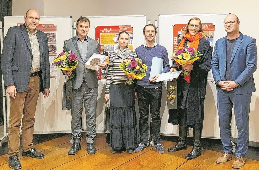 Oberbürgermeister Olaf Raschke, Preisträger Holger Metzig, Paula und Dr. Christian Knobloch, Carla Schmitz-Flöder und Baudezernent Albrecht Herrmann (v.l.).