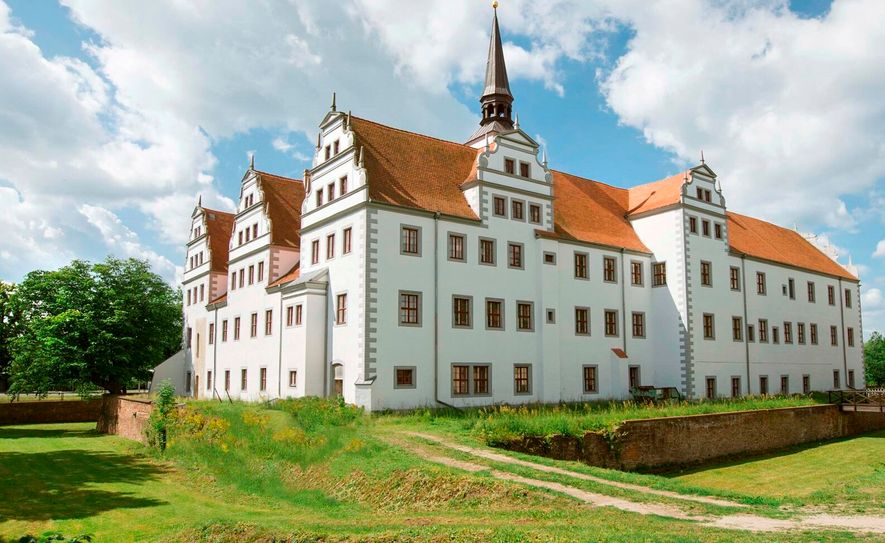 Das Schloss Doberlug ist bei dem Event am 10. September dabei und bietet mit einem Sammeltassencafé den stilvollen Auftakt zur diesjährigen Schlössernacht.