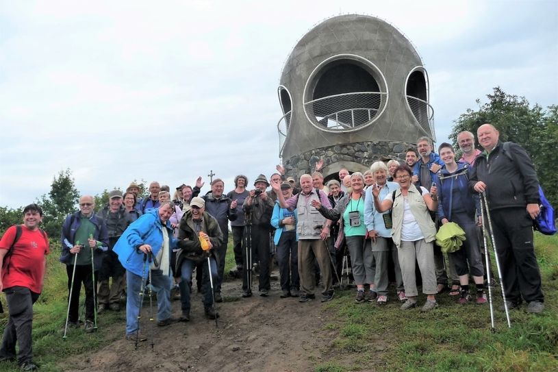 Die Teilnehmer der Wanderung vor dem imposanten Aussichtsturm auf dem Hutberg.