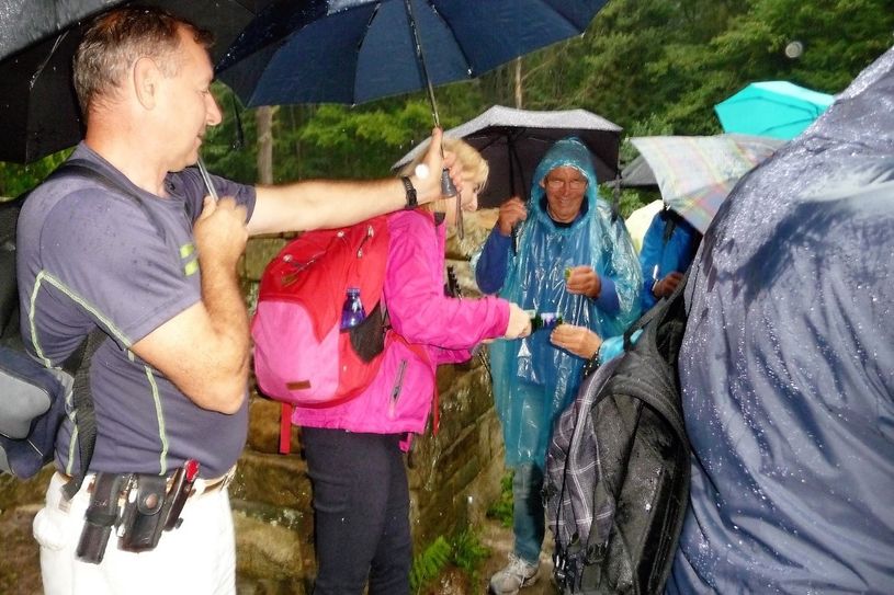 Marketa Meissnerova schenkte zum Aufwärmen Becherovka an die Wanderer aus.