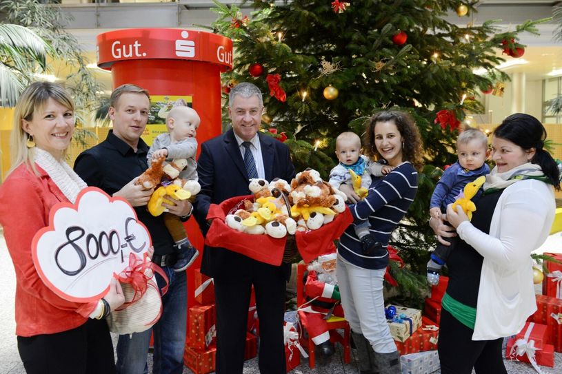 Lothar Piotrowski (3.v.l.), überreicht das „Nikolauspräsent“ an Netzwerk-Koordinatorin Daniela Graß (li.) und die Netzwerk-Familien freuten sich mit Jörg Schlotter mit Sohn Edgar (14 Monate), Sarah Hausdorf mit Sohn Luca (neun Monate) und Franziska Schulz mit Sohn Ricardo (acht Monate). Foto: Steffen Rasche
