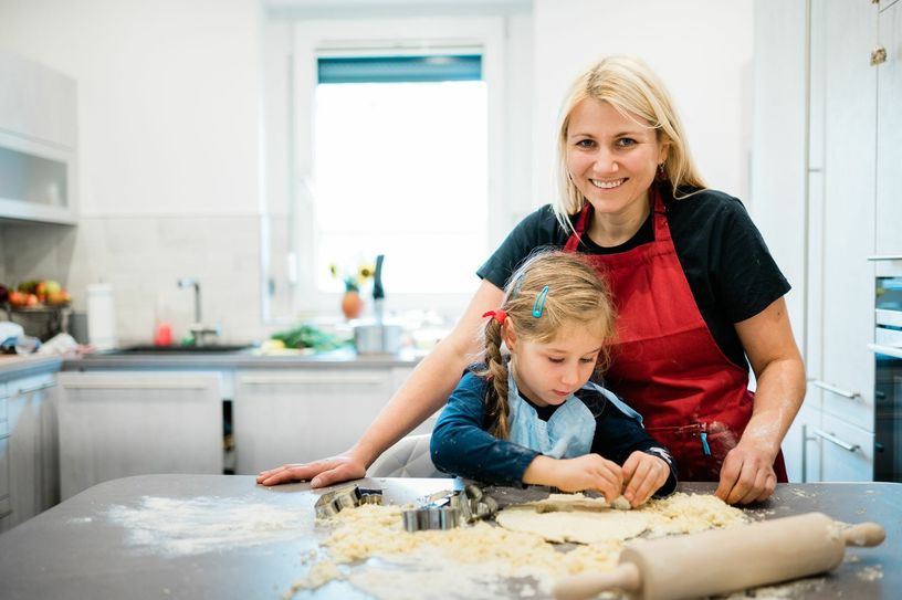 Jenny Böhme mit Tochter Frieda beim Plätzchen ausstechen. Dem gemeinsamen Backen mit den Kindern hat die Rothenburgerin auch ein Buch gewidmet. Foto: Paul Glaser