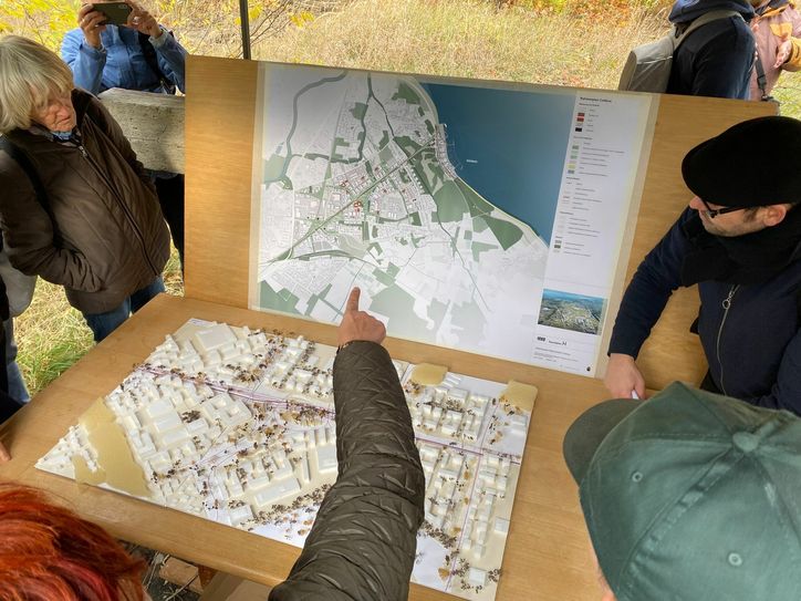 Fragen von interessierten Bürgerinnen und Bürger konnten von den Stadtplanern direkt vor Ort beantwortet werden. Fotos: J. Simons