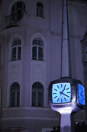 Die blaue Uhr, jetzt in der Bahnhofstraße, hat Wenden und Umstellung überstanden, Foto: Stadtmuseum Cottbus