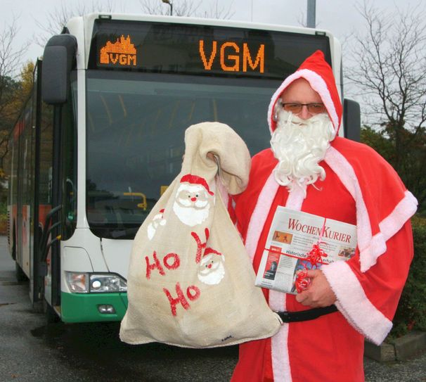 Hagen Mehner ist der einzige Weihnachtsmann im Landkreis der von Berufswegen mit dem Bus unterwegs ist. Fotos: Farrar