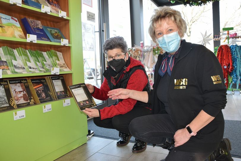 Heike Denk (rechts) zeigt Grit Schulz im Zoo-Shop das Neue Hoyerswerdaer Geschichtsheft Nr. 24. Foto: K. Demczenko