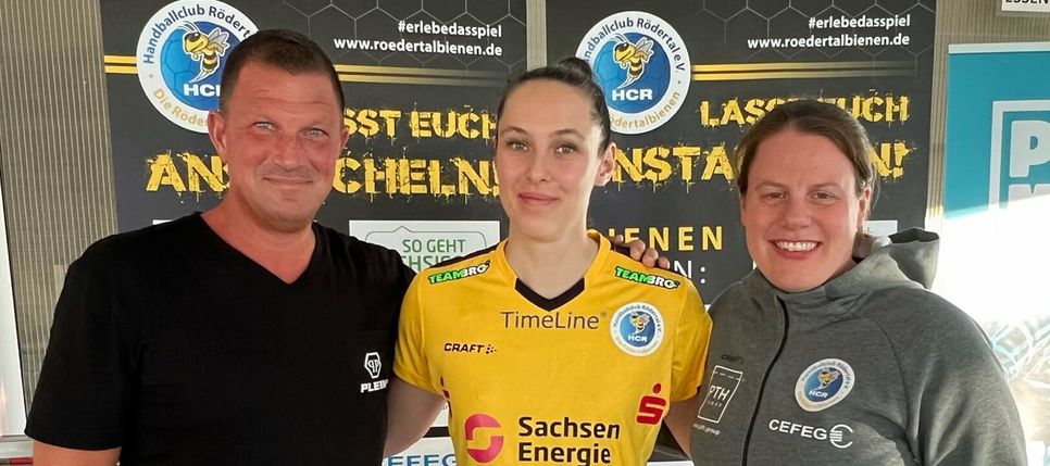 Spielerberater Sasha Lattek, Sonia Siemko und HCR-Cheftrainerin Maike Daniels.