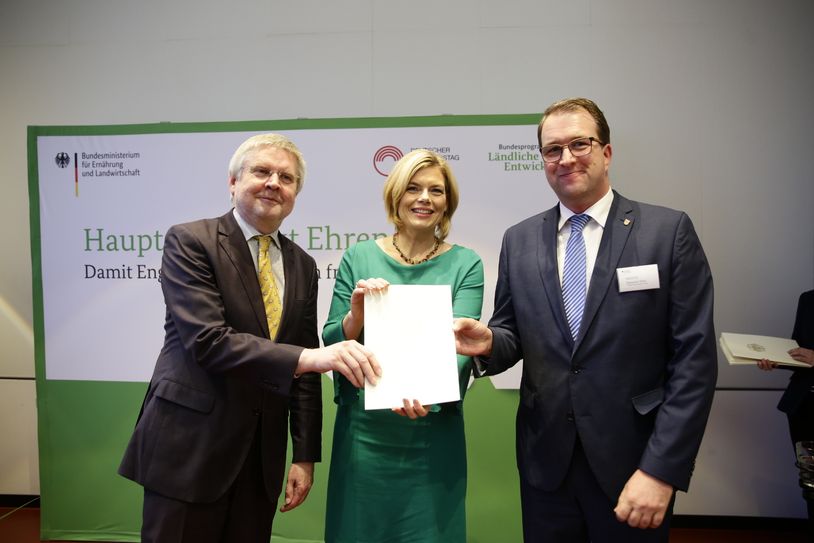 Ehrenamtliches Engagement soll unbürokratischer und attraktiver werden. Dieses Ziel verfolgt das bundesweite Modellprojekt „Hauptamt stärkt Ehrenamt“, welches das Bundesministerium für Ernährung und Landwirtschaft in Kooperation mit dem Deutschen Landkreistag im Januar 2020 startet. OSL ist einer der deutschlandweit 18 ausgewählten teilnehmenden Landkreise. Sozialdezernent Alexander Erbert (rechts) nahm am Mittwoch in Berlin den Zuwendungsbescheid von Landwirtschaftsministerin Julia Klöckner und Prof. Dr. Hans-Günter Henneke, Hauptgeschäftsführer des Deutschen Landkreistages, entgegen Foto: BMEL/Photothek.