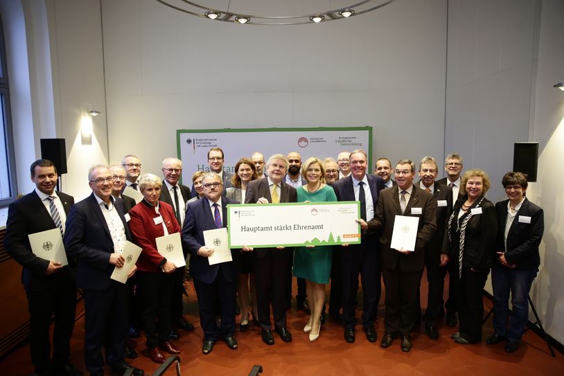 Insgesamt 18 Landkreise machen beim Bundesmodellprojekt „Hauptamt stärkt Ehrenamt“ mit. Bis Dezember 2022 wird in den Regionen modellhaft erprobt, wie Strukturen gezielt aufgebaut und verbessert werden können, um das Ehrenamt zu stärken. Am Mittwoch, 27.11., nahmen die Vertreter in Berlin die Zuwendungsbescheide entgegen. Foto: BMEL/Photothek