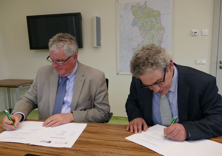 Landrat Bernd Lange (links) und der Rektor der Hochschule, Professor Friedrich Albrecht, bei der Vertragsunterzeichnung. Foto: Landratsamt Görlitz