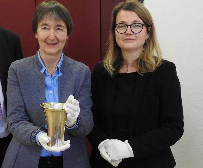 Erika Eschebach und Kulturbürgermeisterin Annekatrin Klepsch (v.l.) mit dem Silberbecher