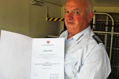 Kamerad Harald Jurke mit Urkunde und Medaille.