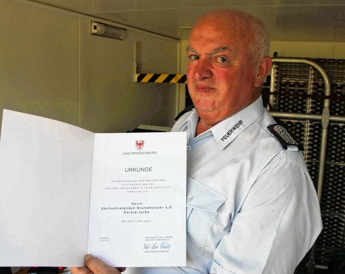 Kamerad Harald Jurke mit Urkunde und Medaille.
