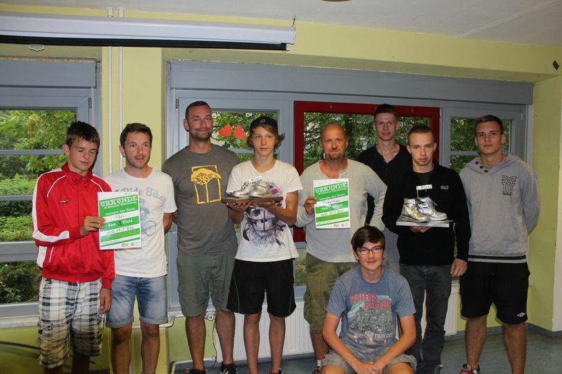 Im Rahmen einer 24-Stunden-Wanderung sammelten Jugendliche der Stadt Cottbus Geld für das Spielzimmer im Flüchtlingsheim Cottbus. Das Siegerteam vom Fanprojekt Cottbus (Foto) schaffte 60 Kilometer. Insgesamt sind 1.450 Euro erlaufen worden, was 230 Kilometern gesamt entspricht Damit ist der Betrieb des Spielzimmers für ein weiteres Jahr gesichert. Die Scheckübergabe findet am Montag gegen 14.15 Uhr im Rahmen der Weltkindertags-Veranstaltung auf dem Cottbuser Oberkirchplatz statt. Foto: privat
