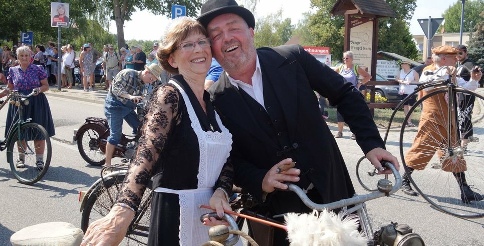 Fahrräder im Wandel der Zeit zeigt die Radlerscheune aus Burg (Spreewald) im Festumzug, der rund 50 Bilder haben wird.