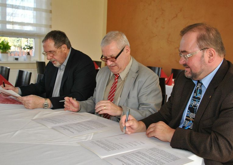 Dr. Wolfgang Lambrecht, Gerhard Lemm und Mario Bielig, Präsident des Spielleuteverbandes Sachsen, (v. li.) bei der Vertragsunterzeichnung. Foto: Rodig