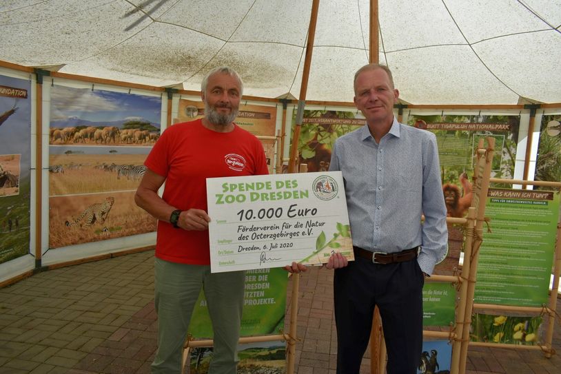 Holger Menzer (li.), Projektkoordinator des regionalen Naturschutzgroßprojektes "Bergwiesen Osterzgebirge" erhielt von Zoo-Chef Karl-Heinz Ukena 10.000 Euro aus den eingenommenen Artenschutz-Euro. Foto: Schiller