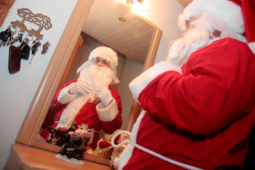 Noch ein prüfender Blick im Spiegel, bevor es für den Weihnachtsmann nach Bischofswerda geht. Foto: Fiedler