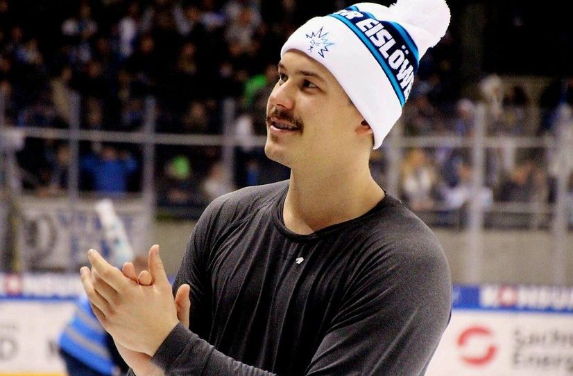 Nicklas Mannes freut sich auf eine weitere Saison im Trikot der Dresdner Eislöwen.