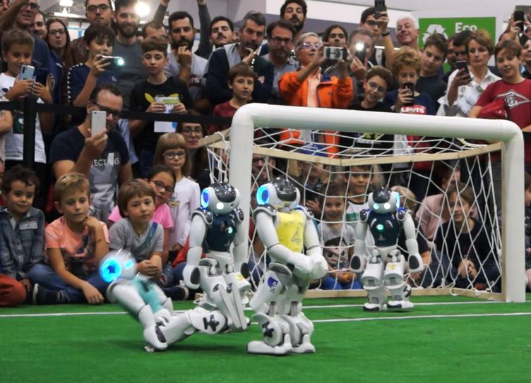 Die Robo-Kicker der HTWK Leipzig begeistern Jung und Alt.