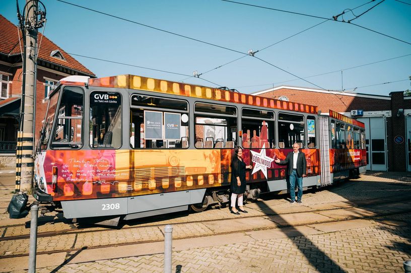 Görliwood-Straßenbahn mit EGZ-Geschäftsführerin Andrea Behr und GVB-Geschäftsführer Andreas Trillmich. Foto: Paul Glaser
