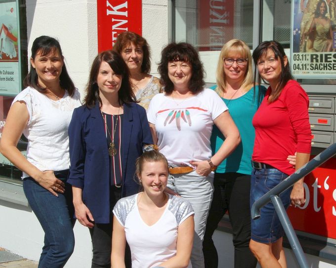 Das Team des WochenKurier Riesa-Großenhain: Verena Farrar (Redaktion), Kathleen Müller (Anzeigen Großenhain), Steffi Sossna (Anzeigen Riesa+Umland), Kerstin Baumert (Bereichsleiterin), Dörte Hanisch, Anett Stel (beide Büro Riesa) und Stefanie Thomas (Verkaufsinnendienst, unten).  Foto: Arndt/ Archiv