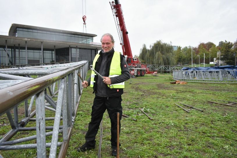 Am 5. Oktober ging André Sarrasani freudig an den Aufbau seines Zeltes, eine Woche später kam das Aus für diesen Standort. Wo der Magier nun spielen wird, war bis Montagmittag (19. Oktober) noch nicht klar. Foto: Schiller