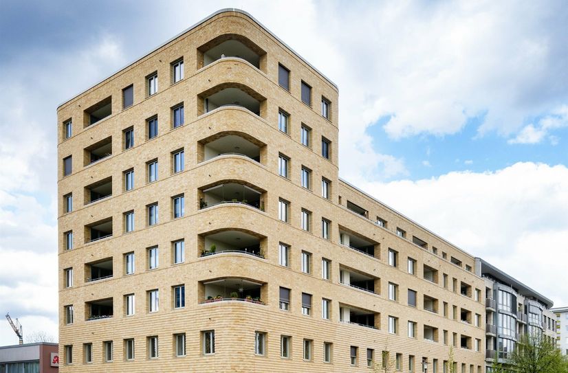 Das Wohn- und Geschäftshaus Striesener Straße 31 bis 33 trägt mit seinen tausenden Klinkern das Genossenschaftsmotto "Was einer nicht schafft, schaffen viele" förmlich in sich.