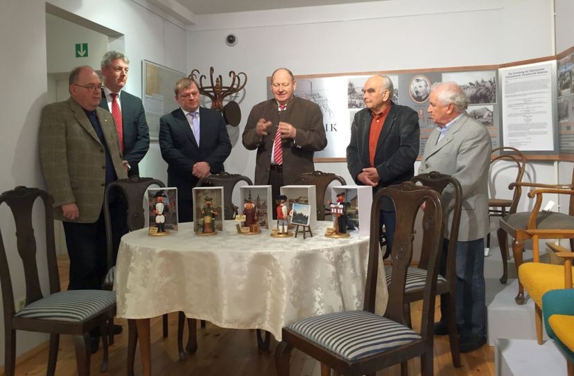 Bei der Übergabe der Spenden im Deutschen Stuhlbaumuseum (Miitte: Klaus Brähmig).     Foto: PR