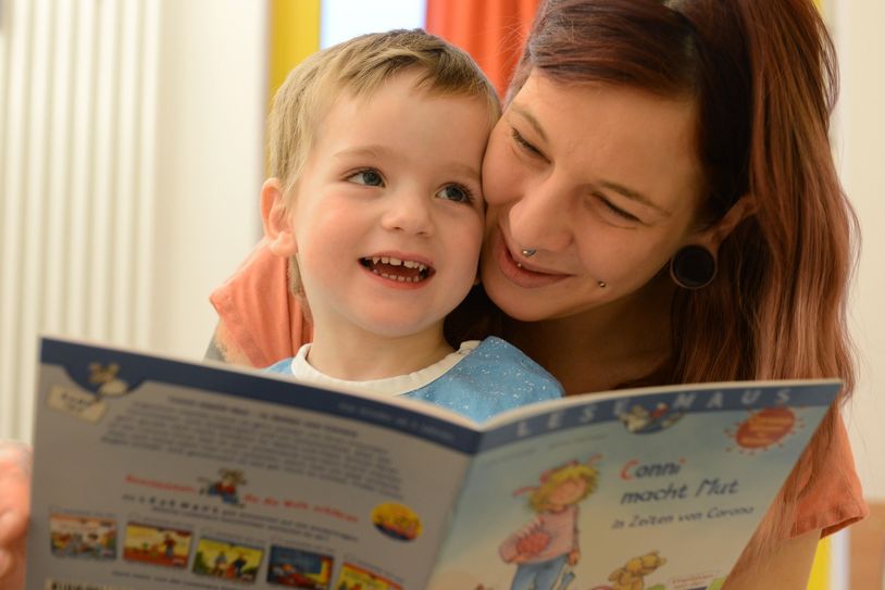 In der Klinik für Kinder- und Jugendmedizin in Lauchhammer können Eltern im Zimmer ihres kranken Kindes wohnen – und vorlesen. Foto: © KNL / Steffen Rasche