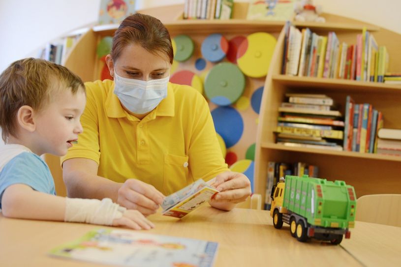 Statt eines Vorlesepaten haben in diesem Jahr zum Vorlesetag Kinderkrankenschwestern den kleinen Patienten im Krankenhaus Lauchammer vorgelesen. Foto: © KNL / Steffen Rasche