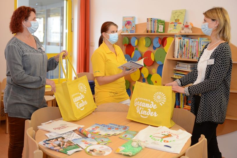 Das Niederlausitzer Netzwerk Gesunde Kinder unterstützte den Vorlesetag in der Kinderklinik mit Materialien rund um das Thema Lesen und Sprachentwicklung. Foto: © KNL / Steffen Rasche