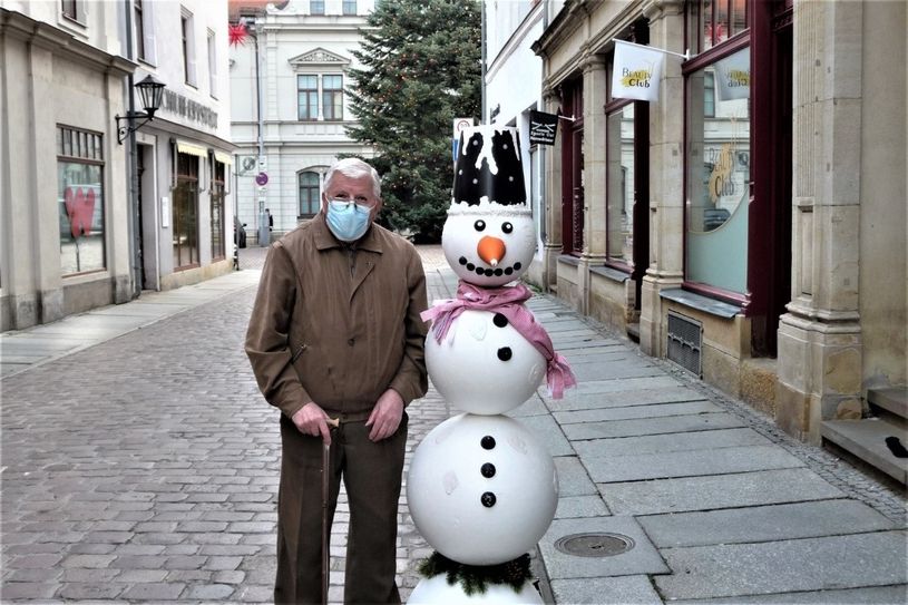 Da sich die Mitglieder der AG nicht treffen konnten, hat sich Klaus Fiedler zur Unterstützung den Schneemann in Pirnas leeren Gassen geholt.  Foto: privat