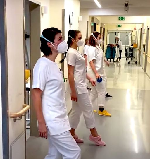 Tanz im Cottbuser Carl-Thiem-Klinikum gegen Corona. Foto: CTK/Videokopie Kayser