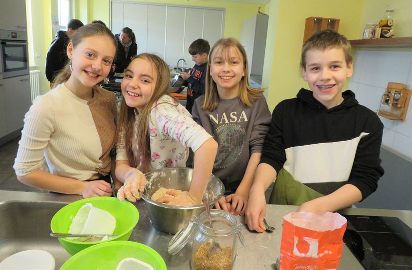 Diese Schüler des Johanneums kochten gemeinsam in der Küche auf der Kinder- und Jugendfarm und hatten sichtlich Spaß dabei.