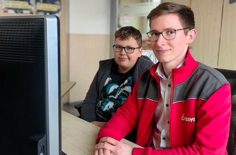 Wilhelm (13) bekommt von Robin Laue (23) einen ersten Einblick wie eine Spedition funktioniert.