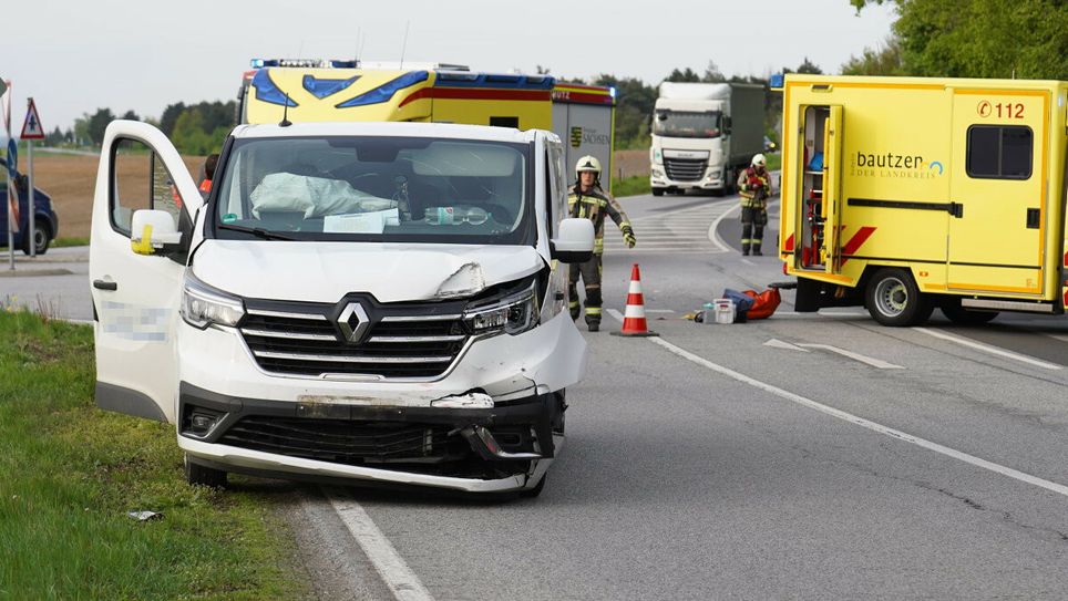 Für etwa 30 Minuten sperrte die Berufsfeuerwehr Bautzen die Fahrbahn, um Bergungsarbeiten durchführen zu können.
