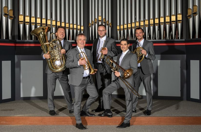 Das Ensemble »Classic Brass« und der renommierte Organist Matthias Eisenberg präsentieren hier ihr Programm »Festkonzert für Orgel und Blechbläser«.