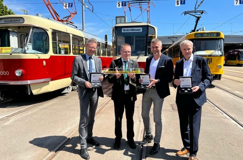 Andreas Hemmersbach (DVB-Vorstand für Finanzen und Technik), Sven Wierick (Vorsitzender Straßenbahnmuseum Dresden e.V.), Lars Seiffert (DVB-Vorstand für Betrieb und Personal) und Holger Seifert (Centerleiter Schienenfahrzeuge, v.l.n.r.) lassen die Tatra-Bahnen noch einmal hochleben.