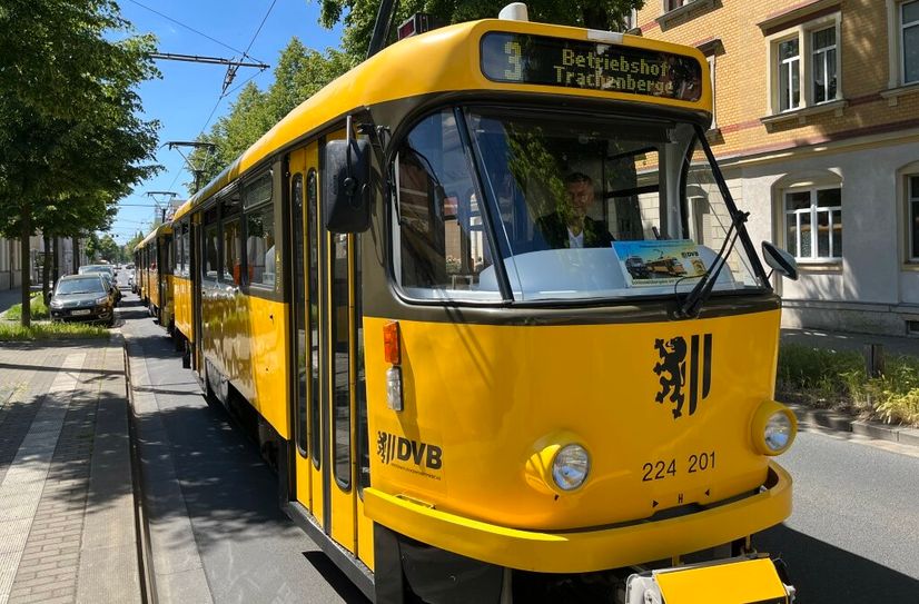 Lars Seiffert (DVB-Vorstand für Betrieb und Personal) fährt den Tatra-Zug selbst vom Straßenbahnendpunkt Dresden Wilder Mann zum Betriebshof Trachenberge. Dort befindet sich auch das Straßenbahnmuseum.