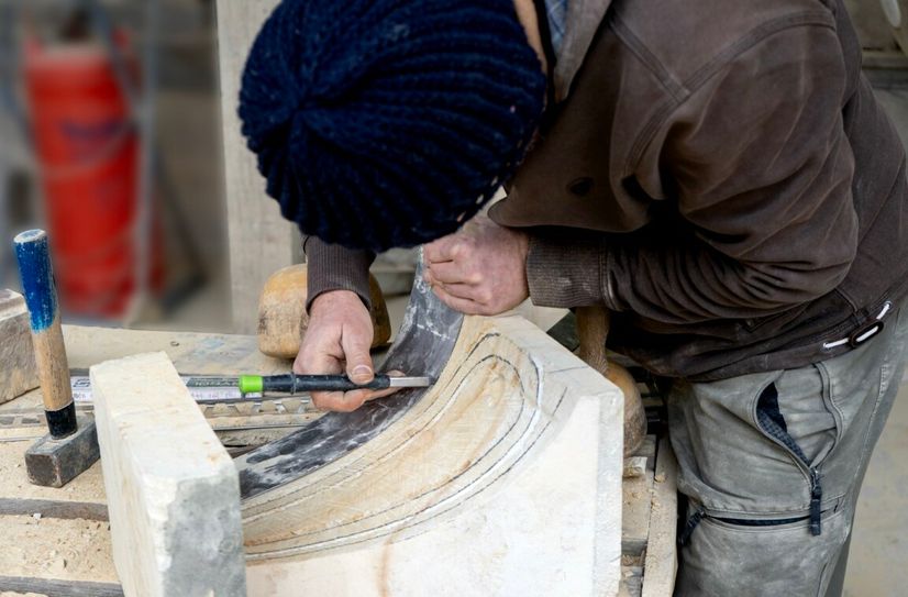 Zwischen filigranem Objekt und massiver Werksteinarbeit - Die Steinhauer aus Radeburg setzen auf Sandstein aus der Region.