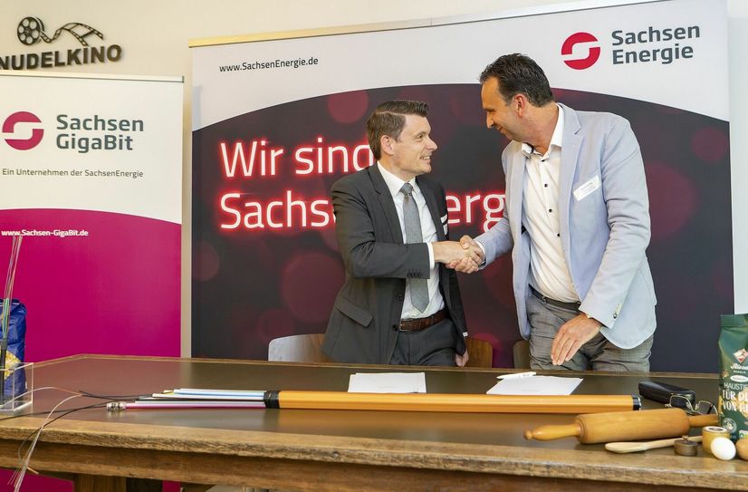 SachsenEnergie-Finanzvorstand Dr. Axel Cunow (l.) und Oberbürgermeister Marco Müller (CDU) besiegeln die Unterschrift unter die neuen Kooperationsverträge mit einem Handschlag.