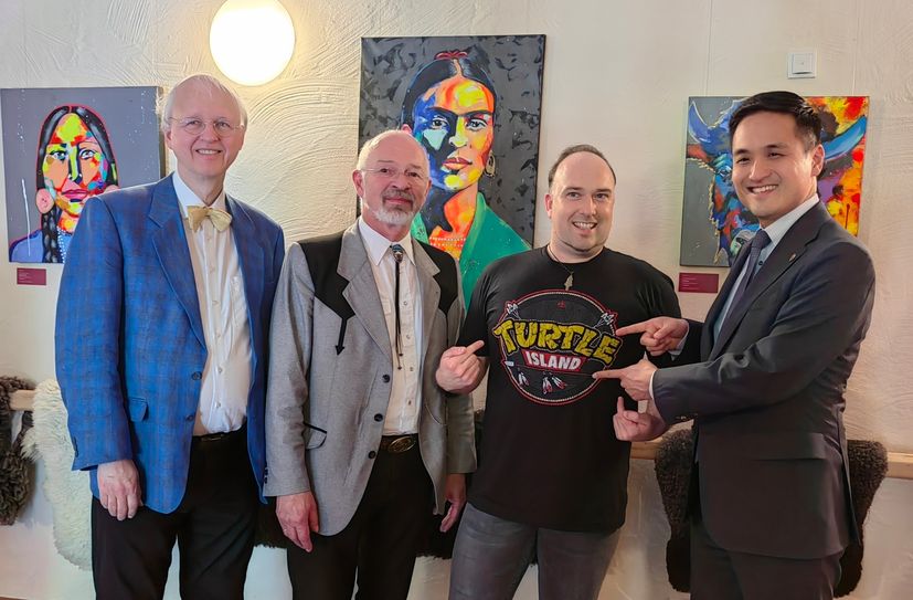 Radebeuls Erster Bürgermeister Dr. Jörg Müller, Stiftungschef Dr. Volkmar Kunze, Wissenschaftler Robin Leipold und  US-Generalkonsul Kenichiro (Ken) Toko eröffnen die Turtle-Island-Galerie.
