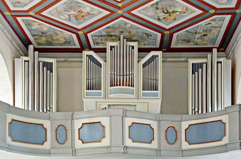 Mit 16 Registern verfügt die von Jehmlich Orgelbau Dresden gefertigte Orgel in der Garnisonskirche über ein für ein Instrument dieser Größe ungewöhnlich breites Klangspektrum.