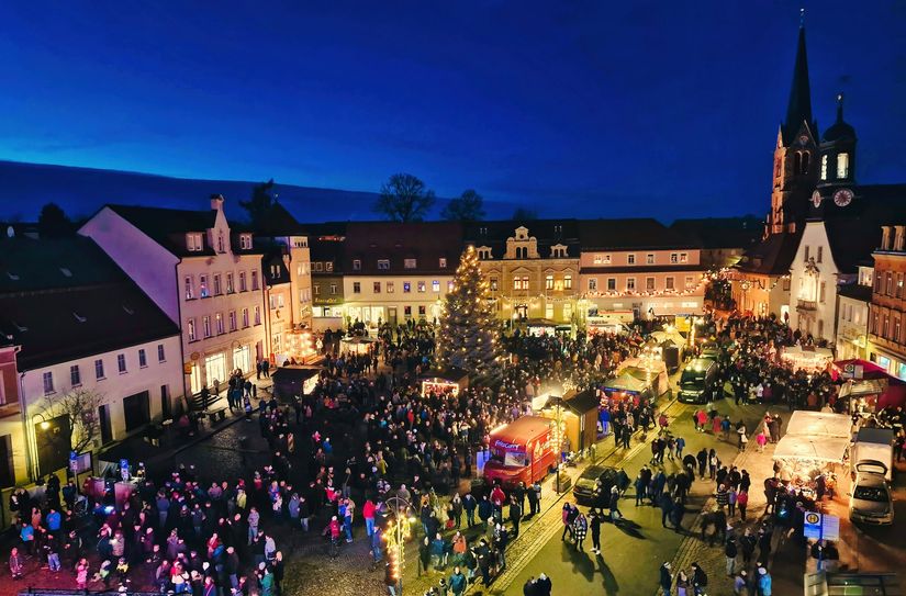 Zum Wilsdruffer Lichterfest füllt sich der Marktplatz mit vielen Besuchern.